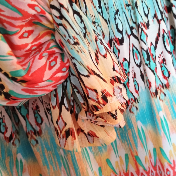 Vee Multicolor Patterned Top - Picture 4 of 5